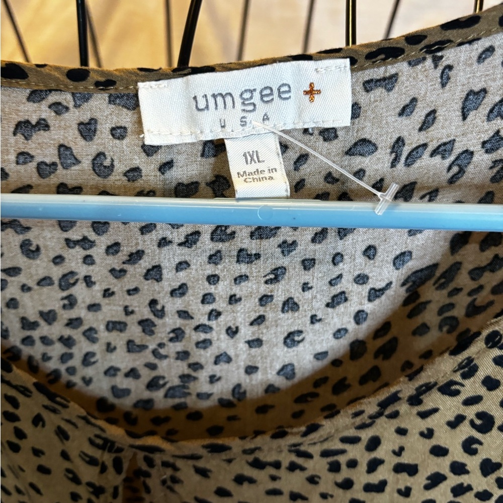 Umgee Animal Print Top in Black and Tan - Picture 2 of 6